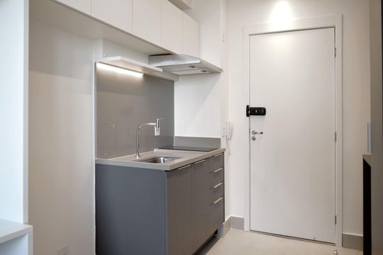Cozinha de apartamento para alugar com 1 quarto, 28m² em Pinheiros, São Paulo