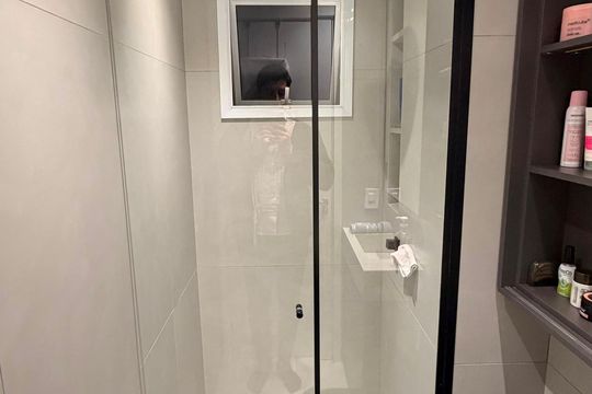 Banheiro de apartamento à venda com 2 quartos, 49m² em Vila Nambi, Jundiaí