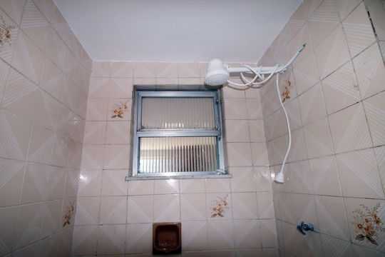 Banheiro de casa para alugar com 2 quartos, 60m² em Vigário Geral, Rio de Janeiro