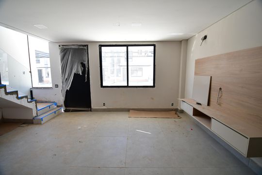 Sala de casa de condomínio à venda com 3 quartos, 130m² em Parque dos Pomares, Campinas