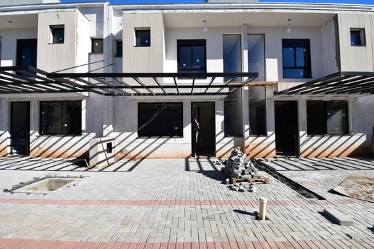Fachada de casa de condomínio à venda com 3 quartos, 130m² em Parque dos Pomares, Campinas