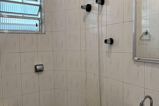 Banheiro de kitnet/studio para alugar com 1 quarto, 34m² em José Menino, Santos