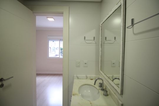 Banheiro da Suíte 1 de apartamento para alugar com 1 quarto, 40m² em Auxiliadora, Porto Alegre