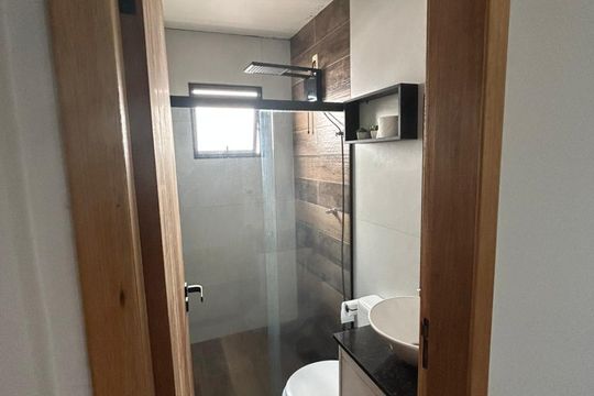 Banheiro de casa à venda com 2 quartos, 55m² em Parque Residencial Jundiaí, Jundiaí