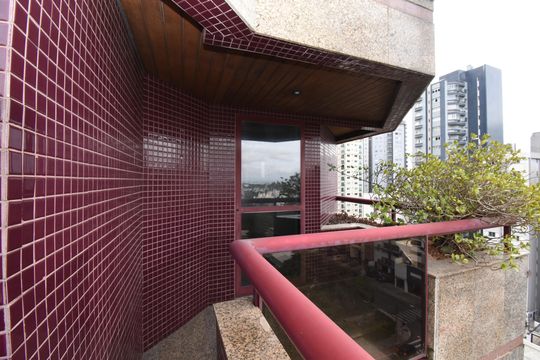 Sacada da sala de apartamento à venda com 5 quartos, 311m² em Cabral, Curitiba