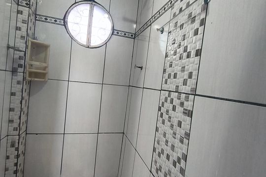 Banheiro social de kitnet/studio para alugar com 1 quarto, 35m² em São João Batista, Belo Horizonte