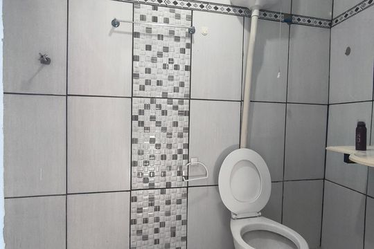 Banheiro social de kitnet/studio para alugar com 1 quarto, 35m² em São João Batista, Belo Horizonte