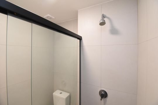 Banheiro de apartamento à venda com 2 quartos, 46m² em Centro, Curitiba