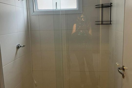 Banheiro de kitnet/studio para alugar com 1 quarto, 40m² em Vila Itapura, Campinas