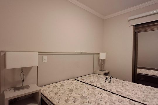 Quarto de apartamento à venda com 1 quarto, 79m² em Cambuí, Campinas
