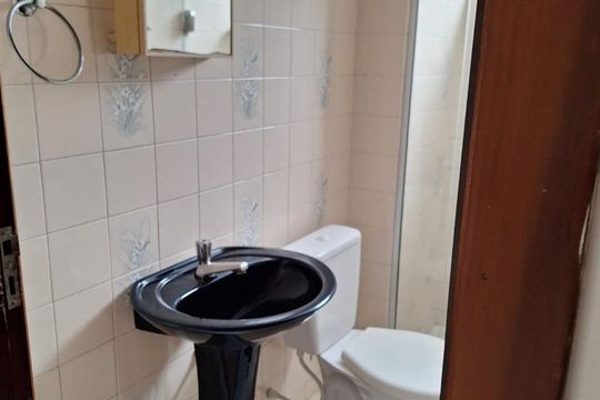 Banheiro de apartamento à venda com 1 quarto, 35m² em Centro, Curitiba