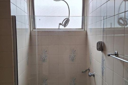 Banheiro de apartamento à venda com 1 quarto, 35m² em Centro, Curitiba