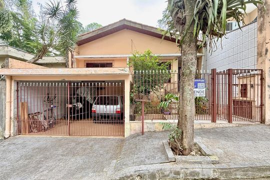 Fachada  de casa à venda com 3 quartos, 110m² em Campo Grande, São Paulo