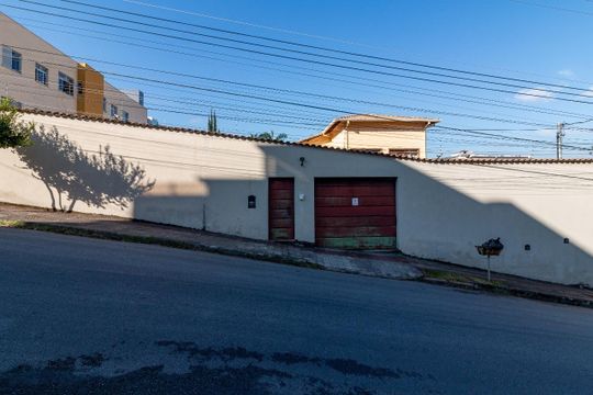 Casa à venda com 4 quartos, 425m² em Ouro Preto, Belo Horizonte