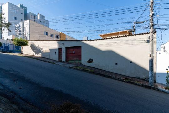Casa à venda com 4 quartos, 425m² em Ouro Preto, Belo Horizonte