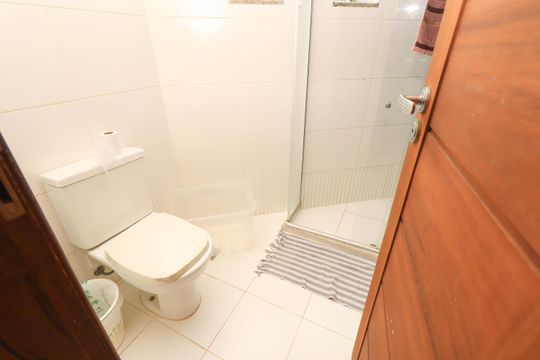 Banheiro da Suíte 1 de casa de condomínio para alugar com 3 quartos, 200m² em Jardim Placaford, Salvador