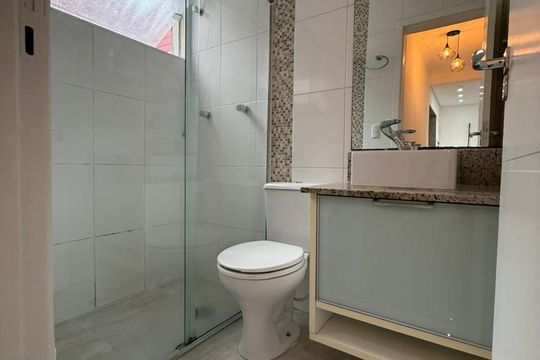 Banheiro de apartamento à venda com 2 quartos, 68m² em Centro, Guarulhos