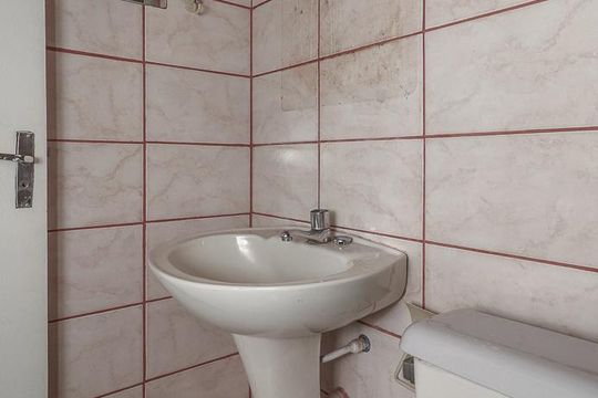 Banheiro de apartamento à venda com 2 quartos, 55m² em Petrópolis, Porto Alegre