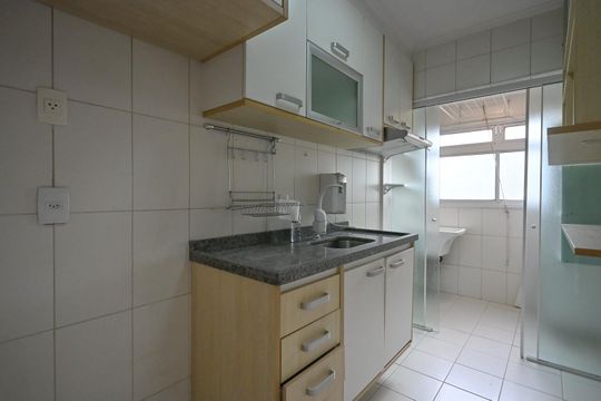 Cozinha de apartamento para alugar com 2 quartos, 52m² em Vila Suzana, São Paulo