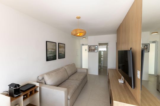 Sala de TV de casa de condomínio à venda com 2 quartos, 80m² em Vila Industrial, Nova Lima