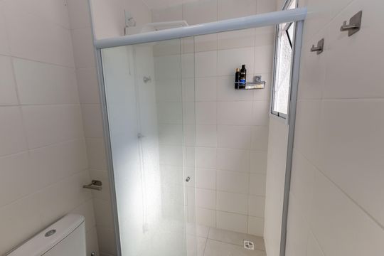 Banheiro da Suíte 1 de casa de condomínio à venda com 2 quartos, 80m² em Vila Industrial, Nova Lima