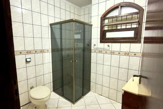 Banheiro de casa à venda com 3 quartos, 315m² em Vila Vitória, Santo André