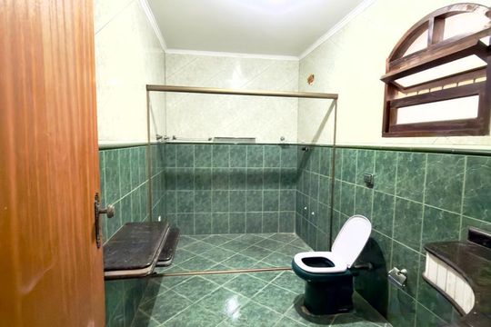 Banheiro de casa à venda com 3 quartos, 315m² em Vila Vitória, Santo André