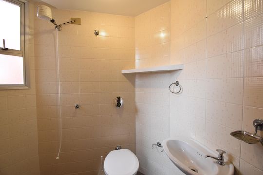 Banheiro de Serviço de apartamento para alugar com 4 quartos, 261m² em Batel, Curitiba