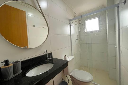 Banheiro de apartamento para alugar com 2 quartos, 53m² em Vila Caiçara, Praia Grande