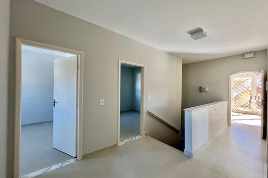 Corredor de casa à venda com 4 quartos, 190m² em Jardim Leonor, Campinas