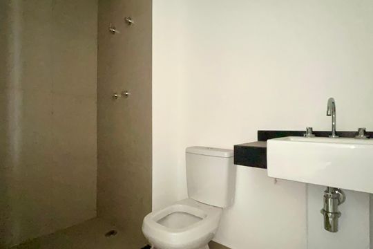 Banheiro de kitnet/studio à venda com 1 quarto, 24m² em Pompeia, São Paulo