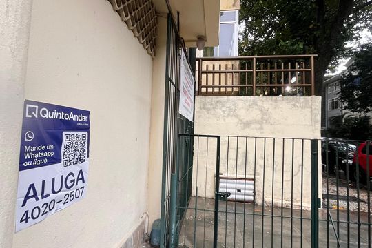 Placa  de apartamento para alugar com 1 quarto, 50m² em Copacabana, Rio de Janeiro