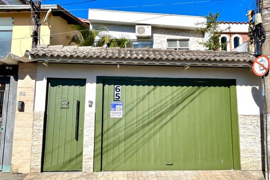 Placa instalada na fachada do imóvel de casa à venda com 3 quartos, 190m² em Vila Augusta, Guarulhos