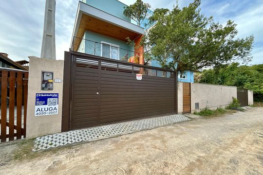 Fachada de casa para alugar com 2 quartos, 55m² em Rio Tavares, Florianópolis
