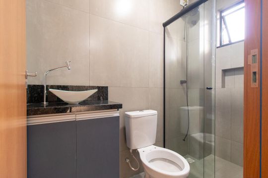 Banheiro de kitnet/studio para alugar com 1 quarto, 27m² em São Pedro, São José dos Pinhais