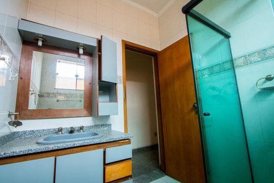 Banheiro da Suíte de casa à venda com 3 quartos, 360m² em Vila Homero Thon, Santo André