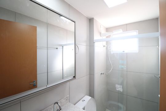Banheiro do Quarto 1 de apartamento para alugar com 3 quartos, 70m² em Granja Marileusa, Uberlândia