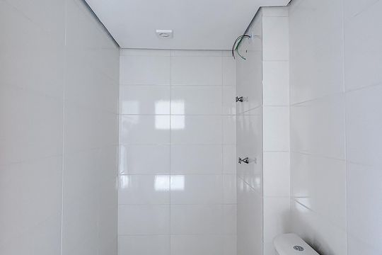 Banheiro de apartamento à venda com 1 quarto, 24m² em Vila Carrão, São Paulo