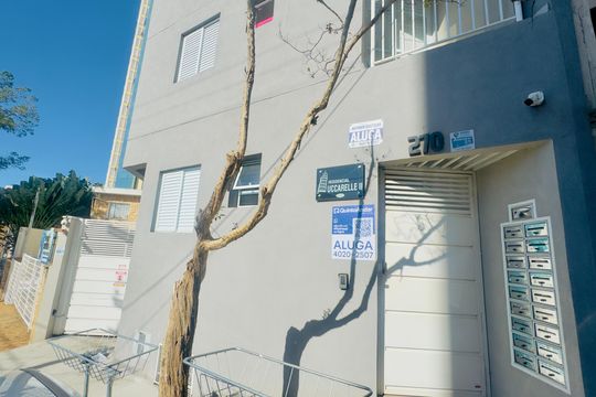 Placa instalada na fachada do imóvel de apartamento para alugar com 2 quartos, 61m² em Mandaqui, São Paulo