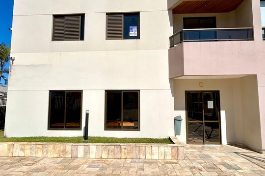 Placa instalada na fachada do imóvel  de apartamento para alugar com 3 quartos, 95m² em Vila Pedro Moreira, Guarulhos