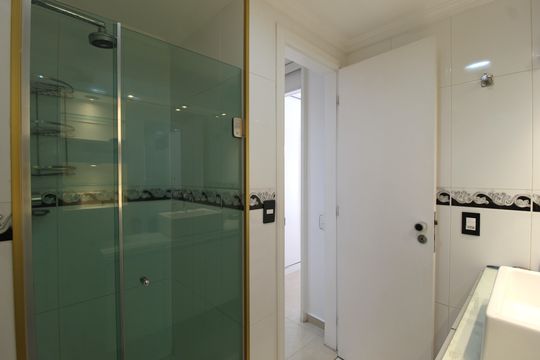 Banheiro de apartamento à venda com 2 quartos, 68m² em Itaim Bibi, São Paulo