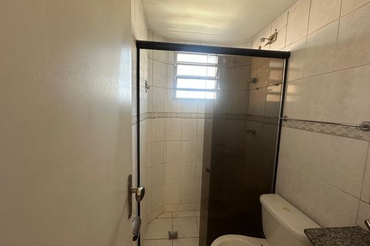 Banheiro social de apartamento para alugar com 2 quartos, 45m² em Jardim Montanhês, Belo Horizonte