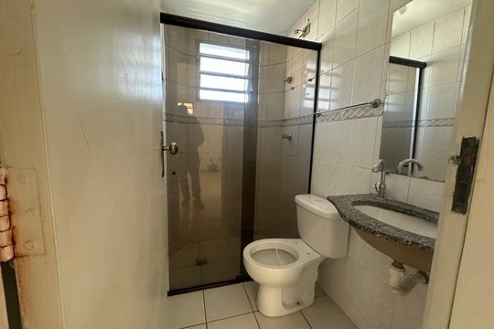 Banheiro social de apartamento para alugar com 2 quartos, 45m² em Jardim Montanhês, Belo Horizonte