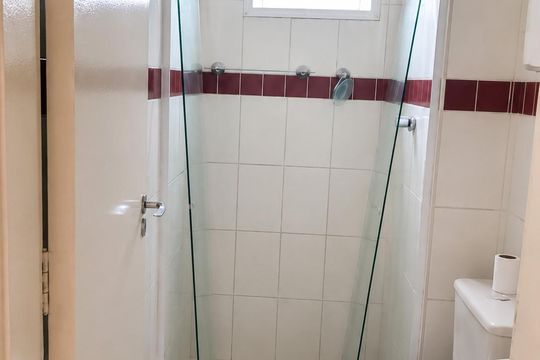 Banheiro de apartamento para alugar com 2 quartos, 49m² em São Domingos, São Paulo