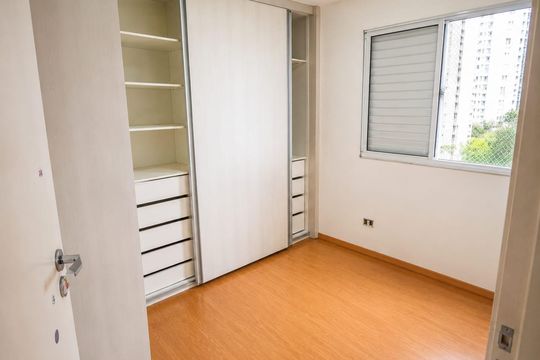 Quarto 1 de apartamento para alugar com 2 quartos, 49m² em São Domingos, São Paulo