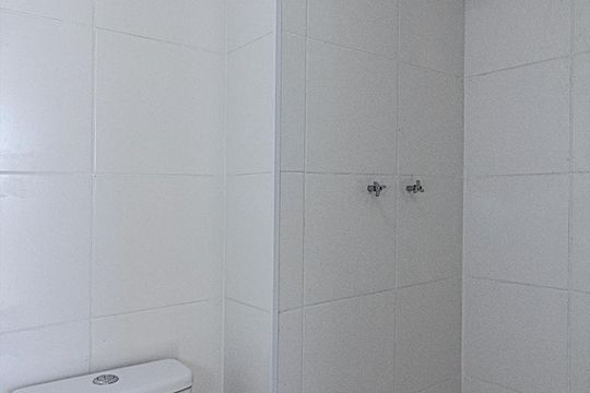 banheiro social_2 de apartamento para alugar com 2 quartos, 36m² em Parque Bristol, São Paulo