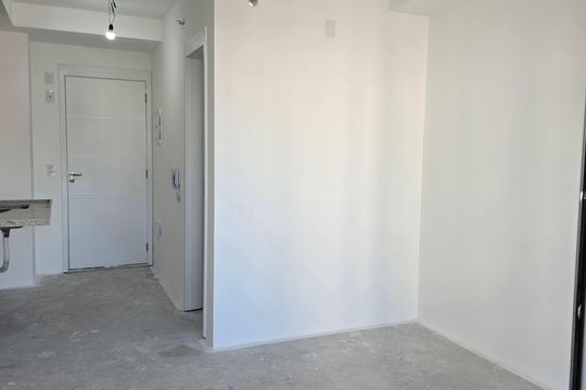 Sala/Quarto/Cozinha de kitnet/studio à venda com 1 quarto, 28m² em Vila Pirajussara, São Paulo