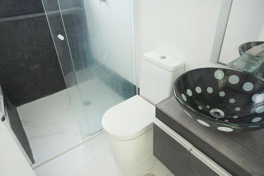 Banheiro de casa de condomínio à venda com 2 quartos, 122m² em Jardim California, Barueri