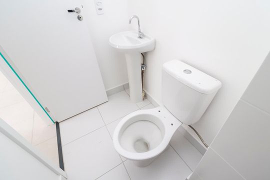 Banheiro de apartamento para alugar com 2 quartos, 32m² em Vila Carmosina, São Paulo