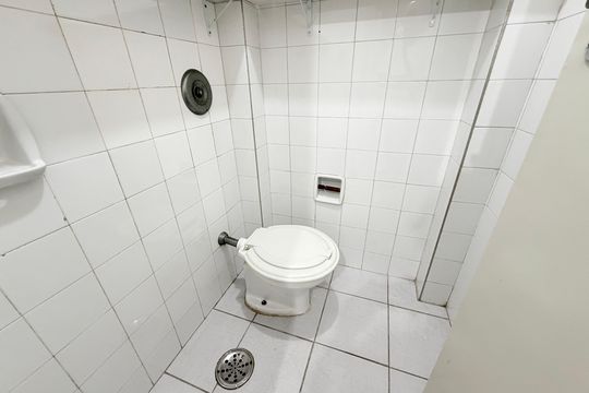 Banheiro de serviço de apartamento para alugar com 1 quarto, 49m² em Belém, São Paulo
